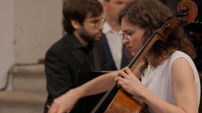 Die russische Cellistin Anastasia Kobekina spielte am Samstagabend zusammen mit Jean-Sélim Abdelmoula und Andrej Bielow in der Alten Kirche Boswil.