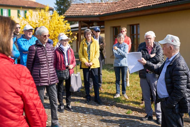 Anton Rüttimann (92, rechts im Bild) ist ein Steinhauser Urgestein. Der Hobbyhistoriker wusste der gespannten Zuhörerschaft viel aus der Vergangenheit der Gemeinde zu berichten.