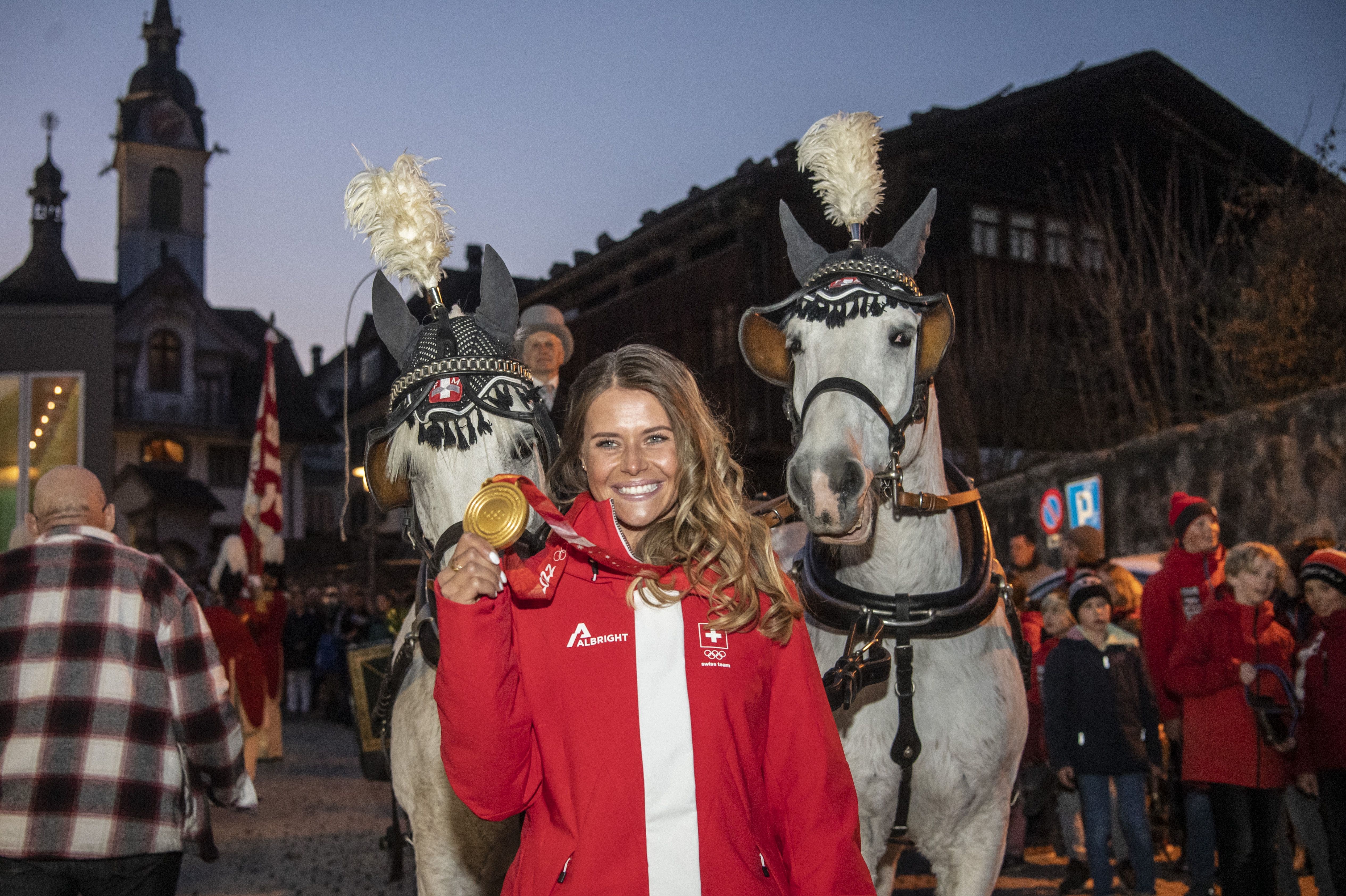 Corinne Suter wird in Schwyz von der Bevölkerung mit einem grossen Fest empfangen und gefeiert.