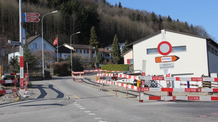 Noch bis Ende 2022 wird die Reinerstrasse in Brugg-Lauffohr saniert. Dabei werden auch die Werkleitungen erneuert. (Claudia Meier)