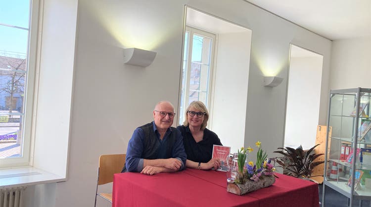 Steven Schneider und Sybil Schreiber in der Dietiker Bibliothek. (Selina Brodmann)
