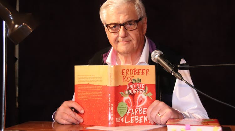 Hansjörg Häberli zeigt das Buch «Erdbeerrot und die anderen Farben des Lebens» im Tankkeller in Egnach. (Bild: Barbara Hettich)