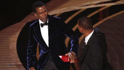 Der Moment, in dem Schauspieler Will Smith auf der Oscar-Bühne handgreiflich wird. Auch sein Kollege Chris Rock kann es nicht fassen. (Bild: Etienne Laurent / EPA)