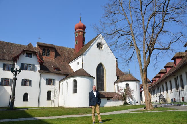 Vereinspräsident Hansjörg Frank vor dem Kloster Wettingen, in dem die Kanti und ihr Chor zuhause sind.