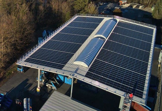 Unten Entsorgung, oben Kraftwerk: Auf der Dachfläche von 2130 Quadratmetern sind 780 Solarmodule installiert worden.