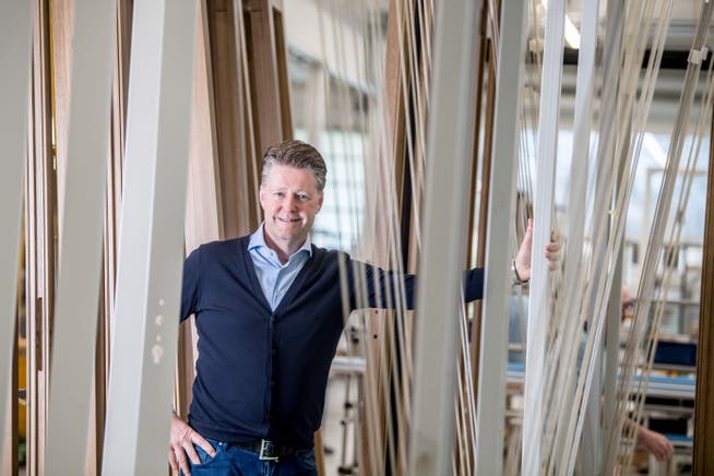 Firmenchef Jean-Marc Devaud in der 4B-Fensterfabrik in Hochdorf.