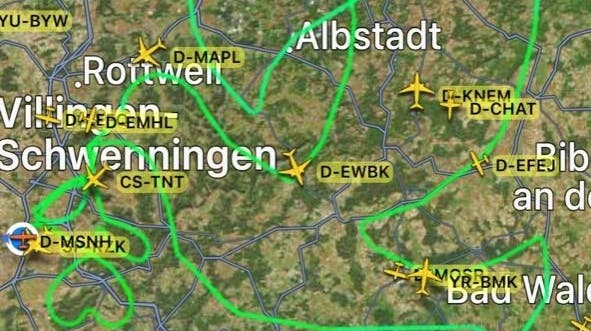 Am Himmel unsichtbar, kann man auf Flightradar 24, einem Flugradar zur Flugverfolgung im Internet, die Friedenstaube von Horst Jülke und Susi Treu bewundern. (Screenschot/Flightradar 24)
