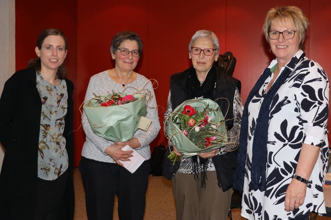 Die Co-Präsidentinnen Rahel Neuman Merlo und Carmen Wagner gratulieren Ursula Küng und Vreni Schümperli mit Blumensträussen zu ihrem 40-Jahr-Jubiläum beim Samariterverein Weinfelden.