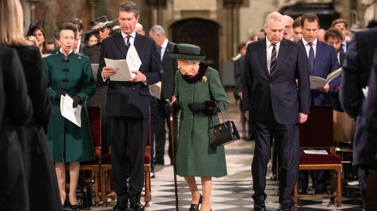 Die bald 96-jährige Königin ging am Arm ihres zweitältesten Sohnes Andrew durch den Kirchengang. Nur die allerletzten Schritte machte sie ohne Begleitung. (Keystone)