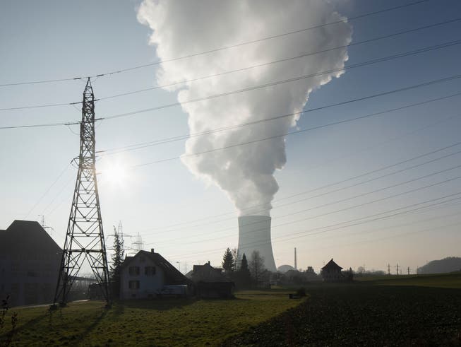 Dampf strömt aus dem Kühlturm des KKG in Däniken: Das Atomkraftwerk erzeugte 2022 rund 12 Prozent des inländischen Stroms.