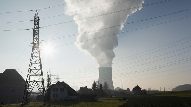 Dampf strömt aus dem Kühlturm des KKG in Däniken: Das Atomkraftwerk erzeugte 2022 rund 12 Prozent des inländischen Stroms. (Bild: Keystone/Gaetan Bally)