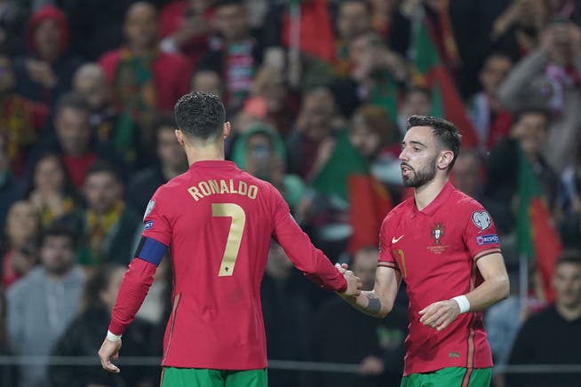 Cristiano Ronaldo (links) und Bruno Fernandes ergatterten im Duell mit Nordmazedonien das begehrte WM-Ticket.