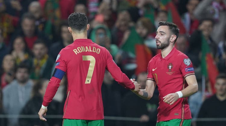 Cristiano Ronaldo (links) und Bruno Fernandes ergatterten im Duell mit Nordmazedonien das begehrte WM-Ticket. (Keystone)