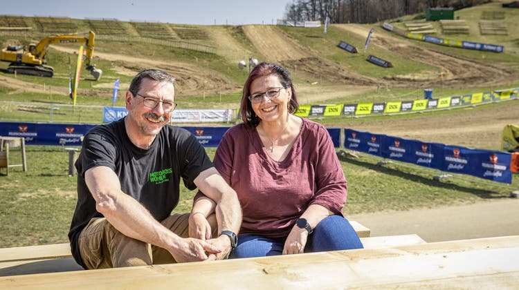Gisela und Ueli Hilfiker sind vom Wohler Motocross nicht mehr wegzudenken. Zum 20. Mal organisieren sie jetzt den beliebten Frühlingsevent oberhalb des Schlosses Hilfikon. (Chris Iseli)