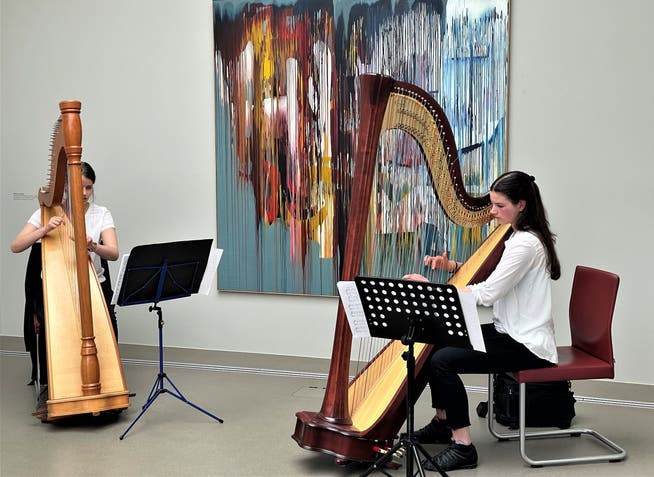 Nora Zurfluh und Olivia Baumann spielten das Harfenstück «Dyades» von Bernhard Andrès.