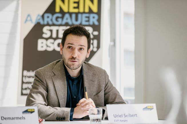 EVP-Grossrat und Fraktionspräsident Uriel Seibert beim Kampagnenstart gegen die Steuergesetzrevision im Volkshaus Aarau.