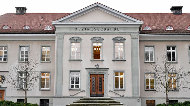 Das Bezirksgericht Bülach hat Eltern verurteilt, weil sie mit ihrem Kind drei Wochen zu früh in die Ferien gefahren sind. (Walter Bieri / KEYSTONE)