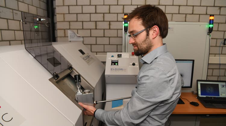 Eldico-Mitarbeiter Christian Jandl bedient den weltweit ersten Elektronendiffraktometer im Switzerland Innovation Park in Allschwil. (Juri Junkov)