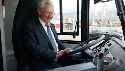 BGU-Verwaltungsratspräsident Peter Vogt am Steuer des neuen Busses. (Tom Ulrich / Fotomtina)