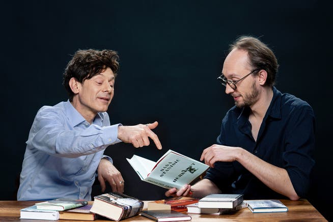 Felix Münger (izquierda) y Simon Leuthold, dos editores literarios de SRF, conversando sobre 