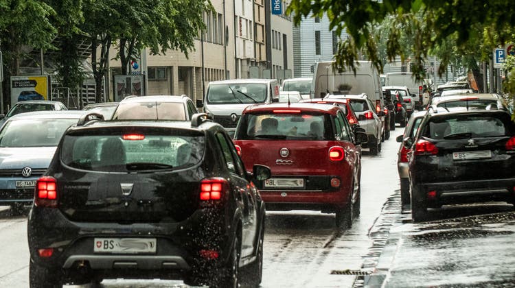 Staus an der Grosspeterstrasse: Die Organisation Umverkehr will den Autoverkehr in der Stadt zurückdrängen. (Nicole Nars-Zimmer)