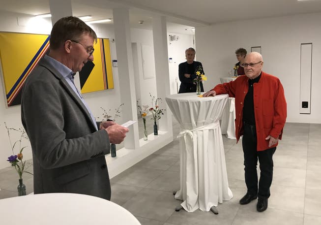 Bachtelen-Präsident Felix Heiri (links) dankt dem Künstler René Walter.