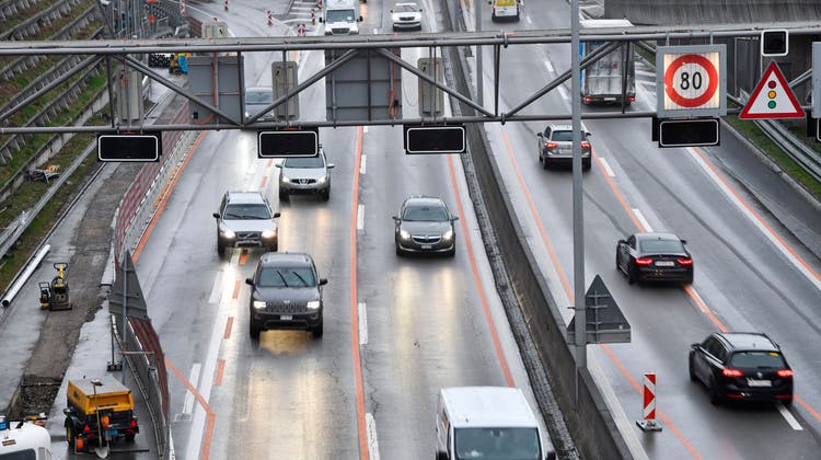 Gilt auf stark befahrenen Autobahnen bald Tempo 60? Diese und weitere Massnahmen zur Verflüssigung prüft das Bundesamt für Strassen. (Donato Caspari)