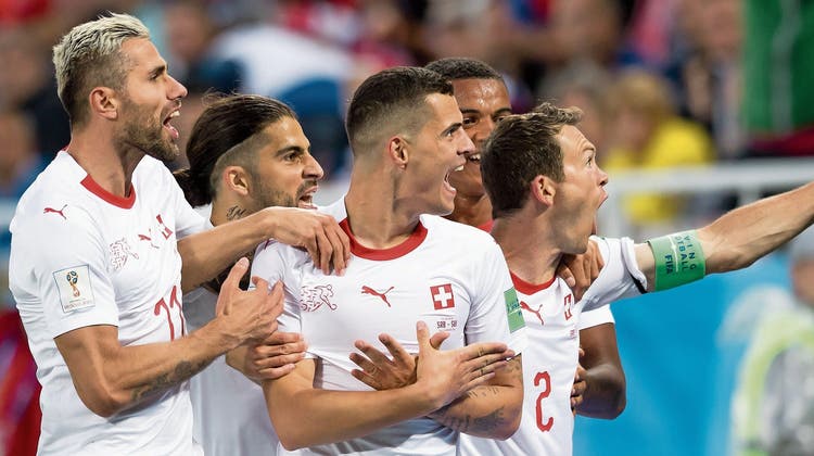 Die Schweizer feiern den Sieg gegen Serbien an der WM 2018 mit dem Doppeladler. (Keystone)