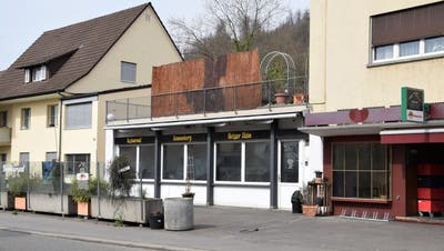 Restaurant Sonnenberg: Die Terrasse ist verwaist, die Fenster sind schwarz abgedeckt, die Türe ist verschlossen. (mhu (29. März 2022))