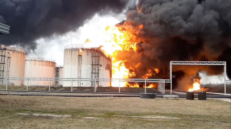 Brennendes Öl-Lager in Belgorod: Laut russischen Behörden soll es von der Ukraine angegriffen worden sein. Die Ukrainer bestreiten das. (Emercom Of Russia Press Service  / EPA)