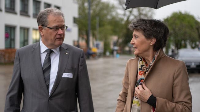 Bundesrätin Simonetta Sommaruga und Eniwa-CEO Hans-Kaspar Scherrer am Stadtwerkekongress in Aarau.