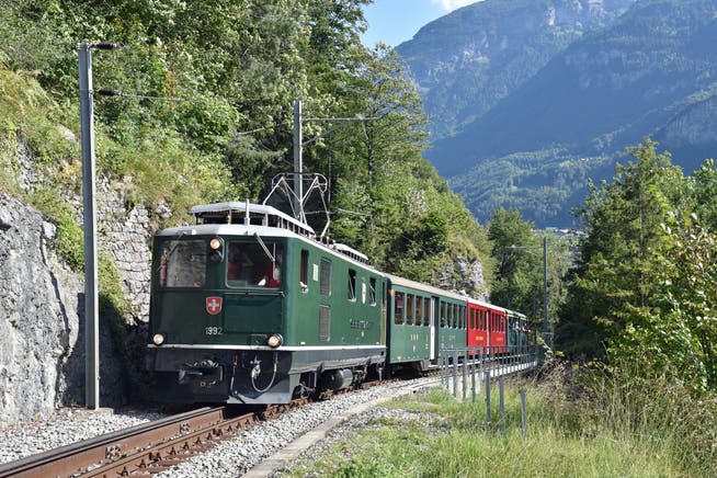 Ein historischer Zug der ZB Historic, unterwegs auf der Brünigstrecke bei Meiringen.