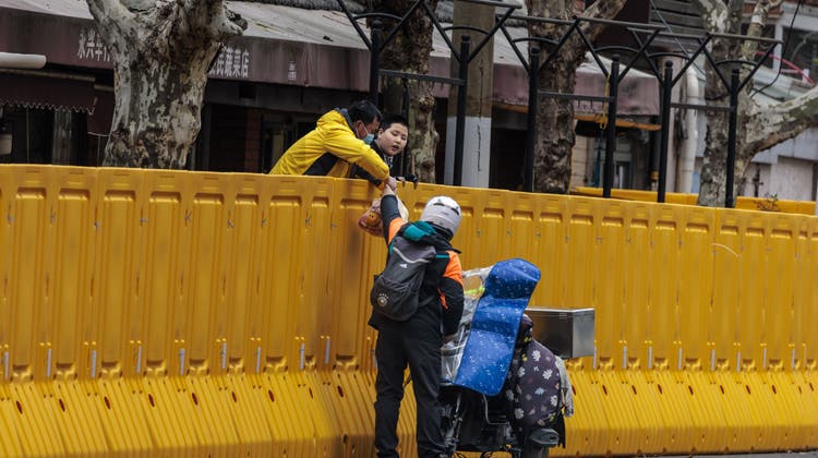 Stadtbewohner im abgeriegelten Schanghai erhalten Lebensmittel. (Alex Plavevski / EPA)