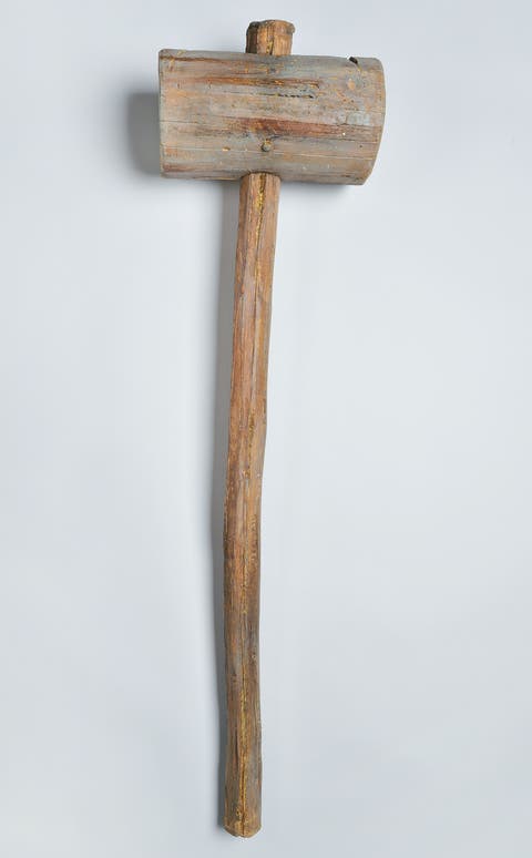 Ein Schaumstoffhammer aus dem Film «Troja». Startpreis sind 200 Franken.