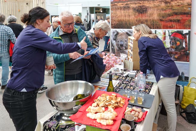 En uno de los 70 puestos, los aperitivos y el vino blanco atrajeron a los adultos mayores a conversar.
