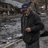 Konstyantyn, 70, steht in den Trümmern seiner Stadt Butscha. Russische Soldaten richteten hier ein Massaker an. (Bild: Rodrigo Abd / AP)