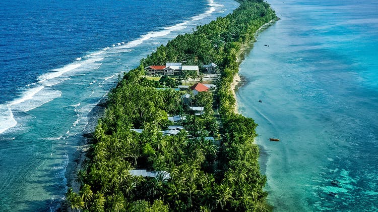 Mit dem Anstieg des Meeresspiegels wird es auf den pazifischen Inseln, wie hier auf Tuvalu, immer enger. (Shutterstock)