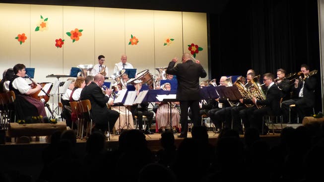 Die Dorfmusik Mandach beim Jahreskonzert 2022 unter der Leitung von Erwin Butti.