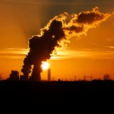 Damit muss Schluss sein, soll die Erderwärmung gestoppt werden. Das Kohlekraftwerk Niederaussem in Nordrhein-Westfalen vor glühendem Himmel. (Bild: Imago)