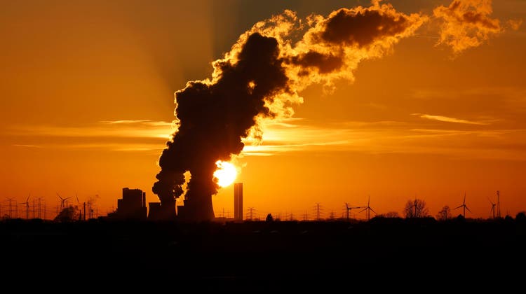 Damit muss Schluss sein, soll die Erderwärmung gestoppt werden. Das Kohlekraftwerk Niederaussem in Nordrhein-Westfalen vor glühendem Himmel. (Bild: Imago)