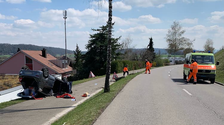 Das Polizeifoto zum Unfall in Windlach: Auto in Unfallendlage auf dem Dach liegend. (Kantonspolizei Zürich)
