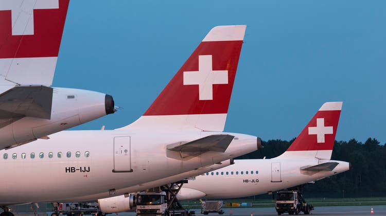 Bleiben wegen Personalmangel auf dem Boden: Flugzeuge der Swiss. (Christian Beutler / KEYSTONE)