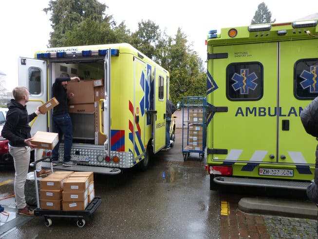 Die Ambulanzen werden beladen und befinden sich bereits in der Ukraine.