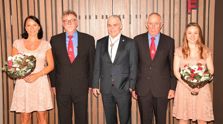 Von links: Ehrendame Nadja von Flüe, Sepp Kost, der neue Präsident, Toni Meyer, Ehrenpräsident, und Friedrich Häcki, der zurückgetretene Präsident, und Ehrendame Nadja Kiser.