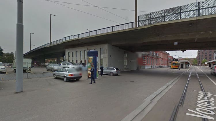 Das Widerlagergebäude ist Teil der Luzernerringbrücke. Für spätere Bauarbeiten ist nun die Erdbebenertüchtigung nötig. (Google Streetview)