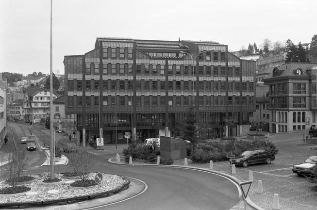Das Gebäude der Appenzell Ausserrhoder Kantonalbank in Herisau, Schweiz, aufgenommen im Januar 1993.