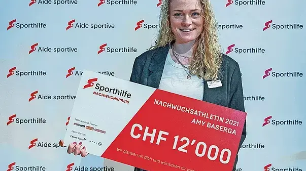 Als Nachwuchsathletin 2021 gewann Amy Baserga einen Check über 12'000 Franken. (Bild: Keystone)