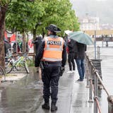 Ein Luzerner Polizist auf Patrouille an der Demonstration zum 1. Mai. (Bild: Manuela Jans-Koch (Luzern, 1. Mai 2021))