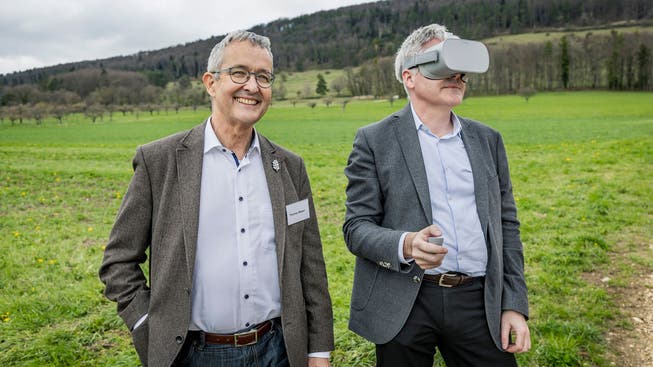 Regierungsrat Thomas Weber (links) und BLW-Direktor Christian Hofer mit der VR-Brille.