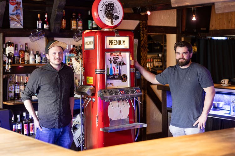 Kennengelernt haben sich Matthias Hunziker (links) und Florian Müller im Fussballklub in Wettingen. Nun führen sie hier gemeinsam eine Bar.